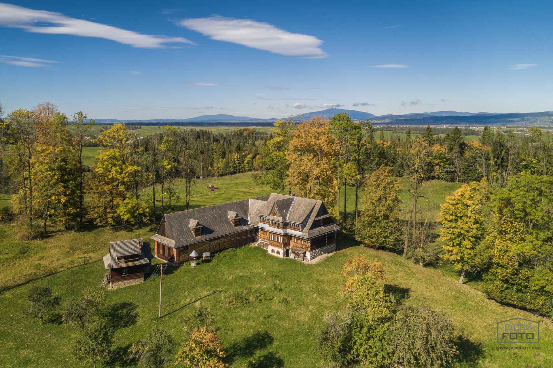 Dron, zdjęcia lotnicze - DOMFOTO - fotograf wnętrz i architektury. Fotografia nieruchomości w miastach: Kraków, Zakopane, Szczawnica, Nowy Targ, Rabka-Zdrój, Nowy Sącz, Myślenice, Kościelisko i całej Polsce.