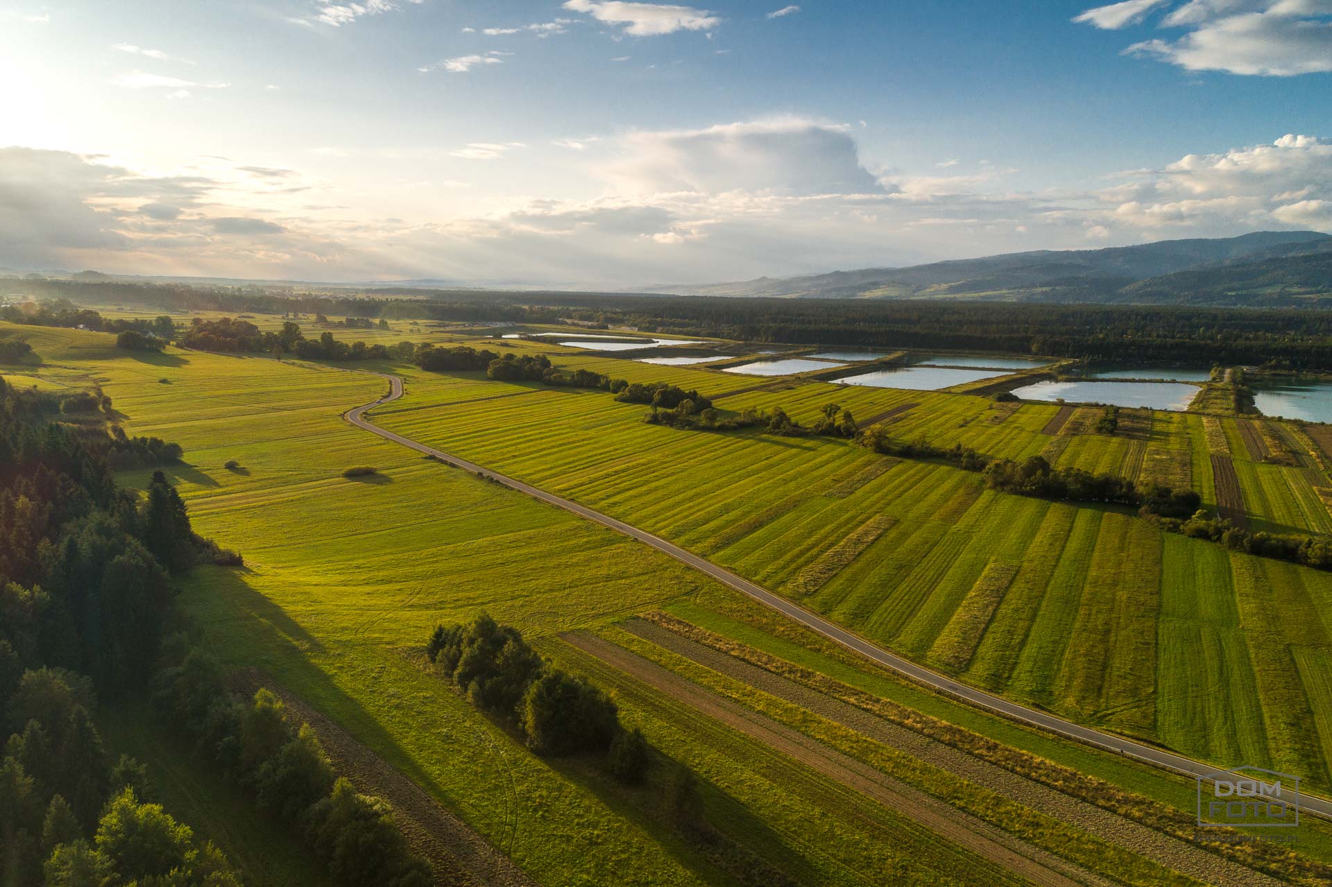 Dron, zdjęcia lotnicze - DOMFOTO - fotograf wnętrz i architektury. Fotografia nieruchomości w miastach: Kraków, Zakopane, Szczawnica, Nowy Targ, Rabka-Zdrój, Nowy Sącz, Myślenice, Kościelisko i całej Polsce.