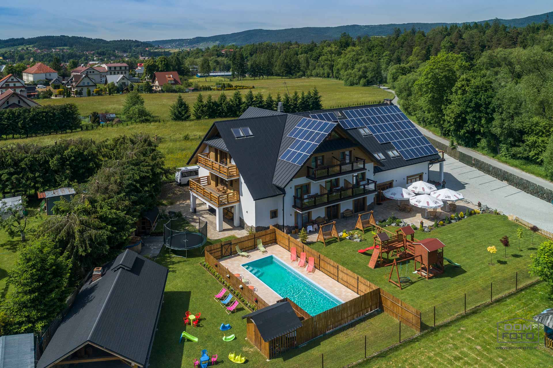 Dron, zdjęcia lotnicze - DOMFOTO - fotograf wnętrz i architektury. Fotografia nieruchomości w miastach: Kraków, Zakopane, Szczawnica, Nowy Targ, Rabka-Zdrój, Nowy Sącz, Myślenice, Kościelisko i całej Polsce.