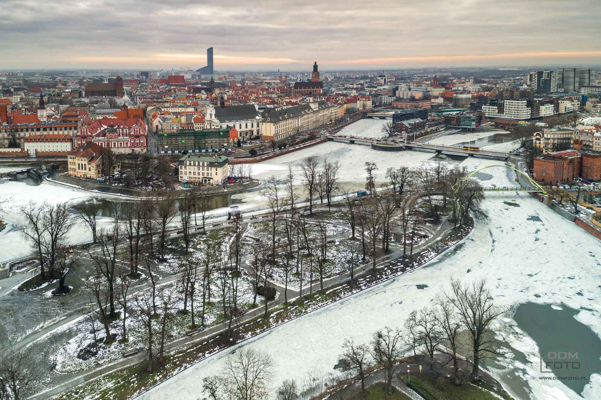 Dron, zdjęcia lotnicze - DOMFOTO - fotograf wnętrz i architektury. Fotografia nieruchomości w miastach: Kraków, Zakopane, Szczawnica, Nowy Targ, Rabka-Zdrój, Nowy Sącz, Myślenice, Kościelisko i całej Polsce.