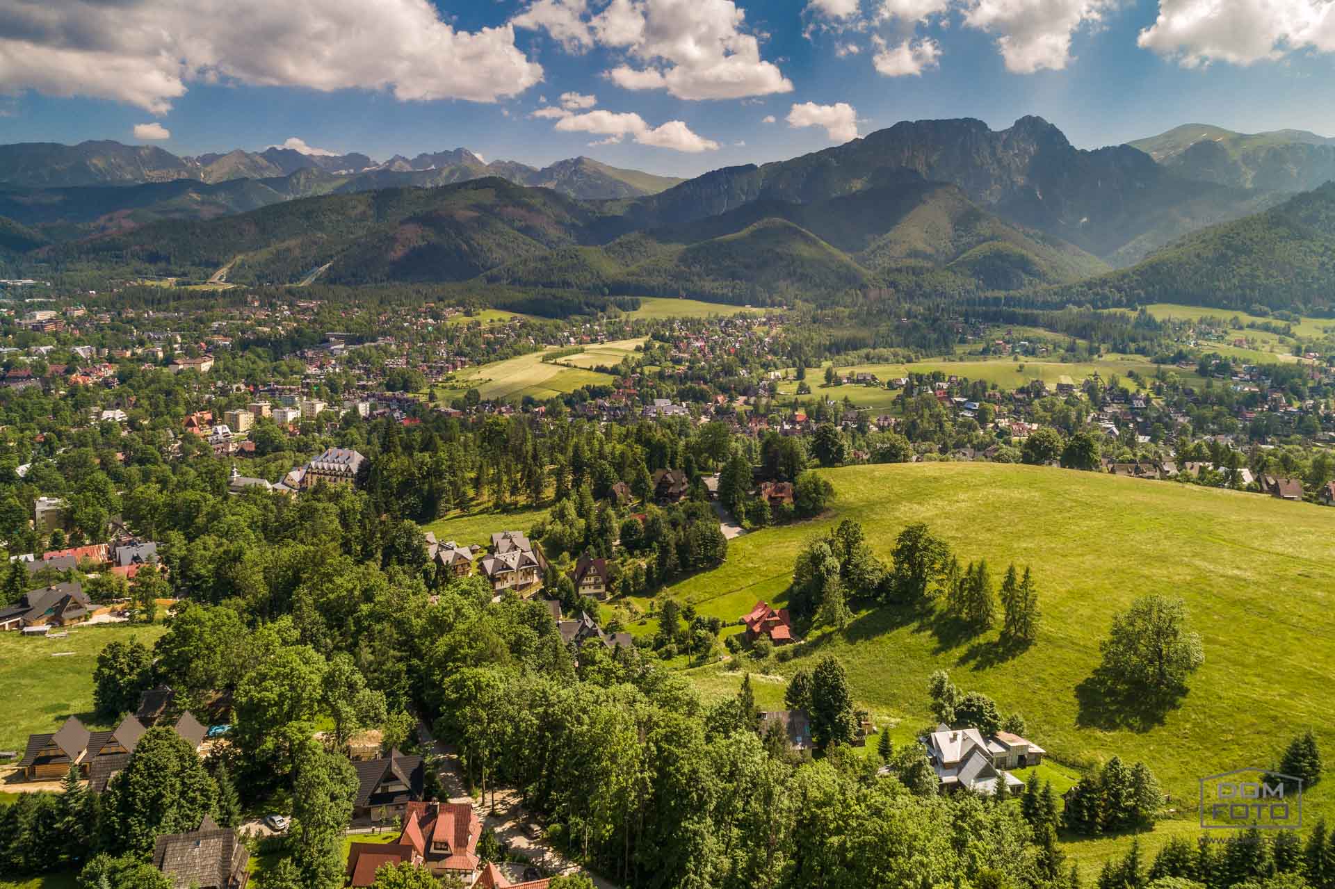 Dron, zdjęcia lotnicze - DOMFOTO - fotograf wnętrz i architektury. Fotografia nieruchomości w miastach: Kraków, Zakopane, Szczawnica, Nowy Targ, Rabka-Zdrój, Nowy Sącz, Myślenice, Kościelisko i całej Polsce.