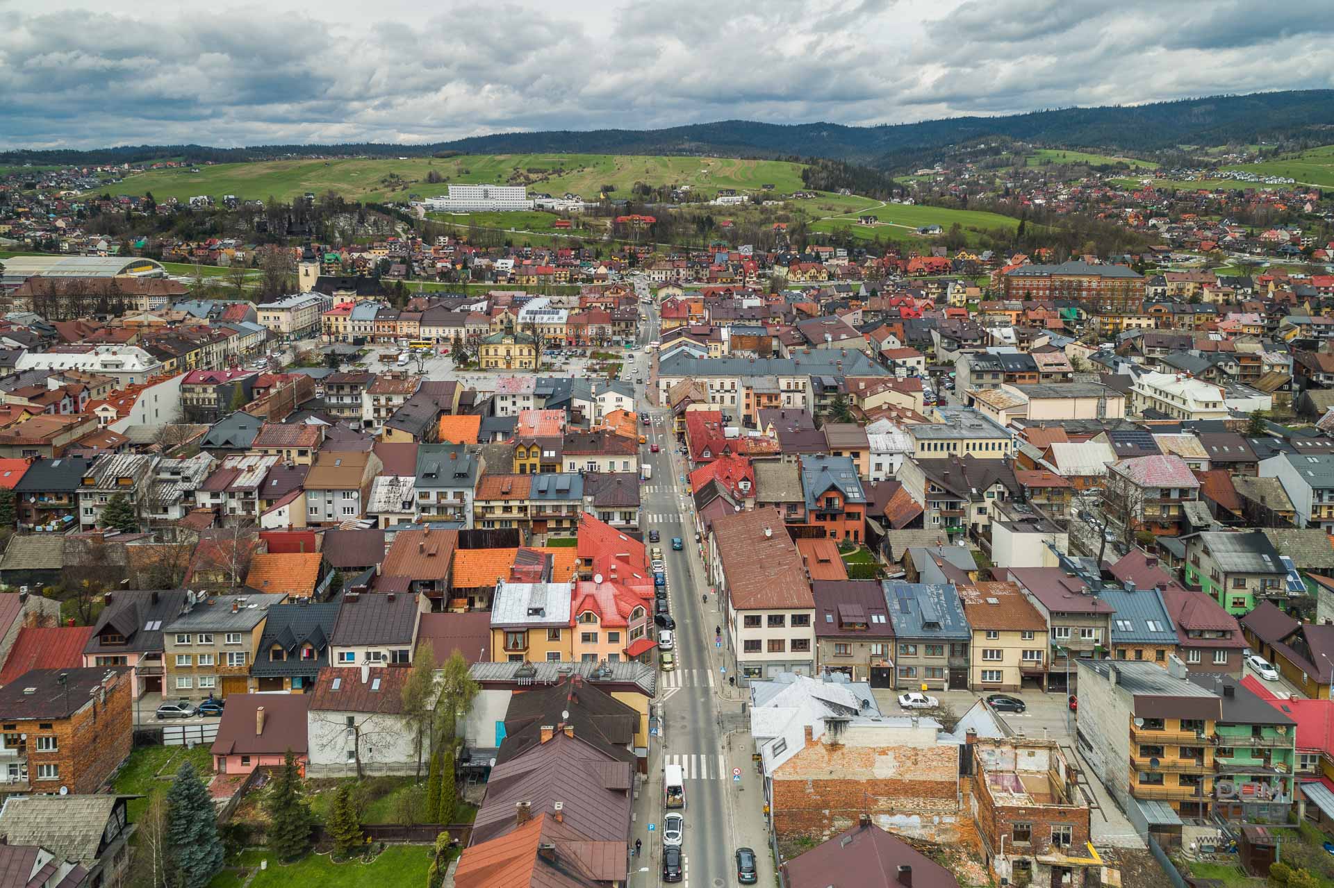 Dron, zdjęcia lotnicze - DOMFOTO - fotograf wnętrz i architektury. Fotografia nieruchomości w miastach: Kraków, Zakopane, Szczawnica, Nowy Targ, Rabka-Zdrój, Nowy Sącz, Myślenice, Kościelisko i całej Polsce.