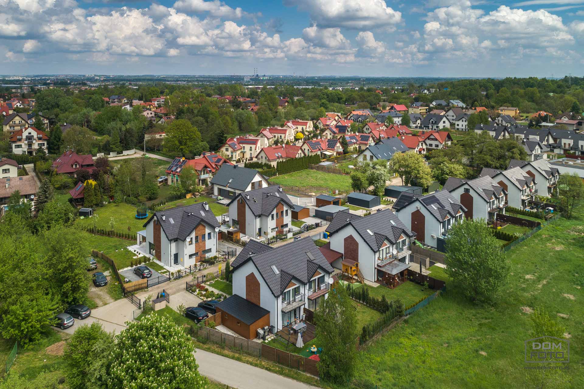 Dron, zdjęcia lotnicze - DOMFOTO - fotograf wnętrz i architektury. Fotografia nieruchomości w miastach: Kraków, Zakopane, Szczawnica, Nowy Targ, Rabka-Zdrój, Nowy Sącz, Myślenice, Kościelisko i całej Polsce.