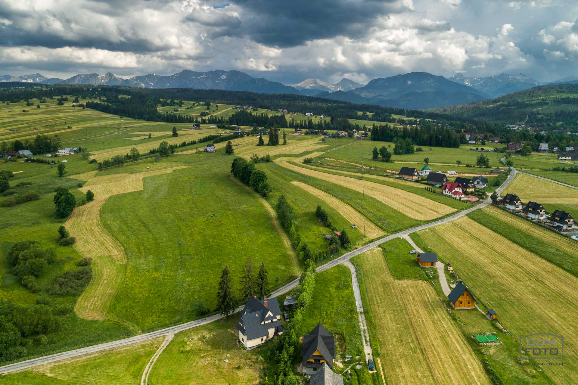 Dron, zdjęcia lotnicze - DOMFOTO - fotograf wnętrz i architektury. Fotografia nieruchomości w miastach: Kraków, Zakopane, Szczawnica, Nowy Targ, Rabka-Zdrój, Nowy Sącz, Myślenice, Kościelisko i całej Polsce.