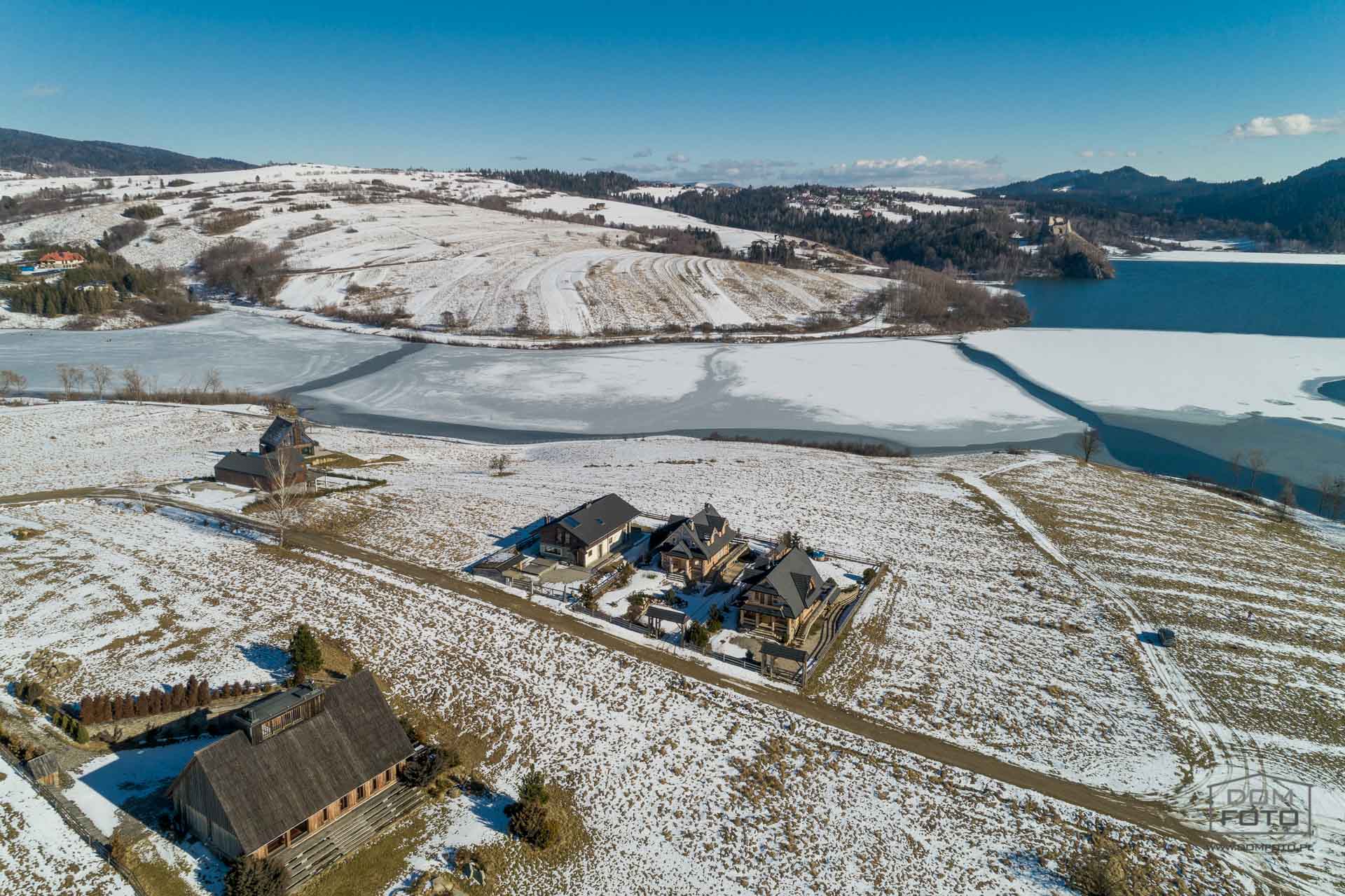 Dron, zdjęcia lotnicze - DOMFOTO - fotograf wnętrz i architektury. Fotografia nieruchomości w miastach: Kraków, Zakopane, Szczawnica, Nowy Targ, Rabka-Zdrój, Nowy Sącz, Myślenice, Kościelisko i całej Polsce.