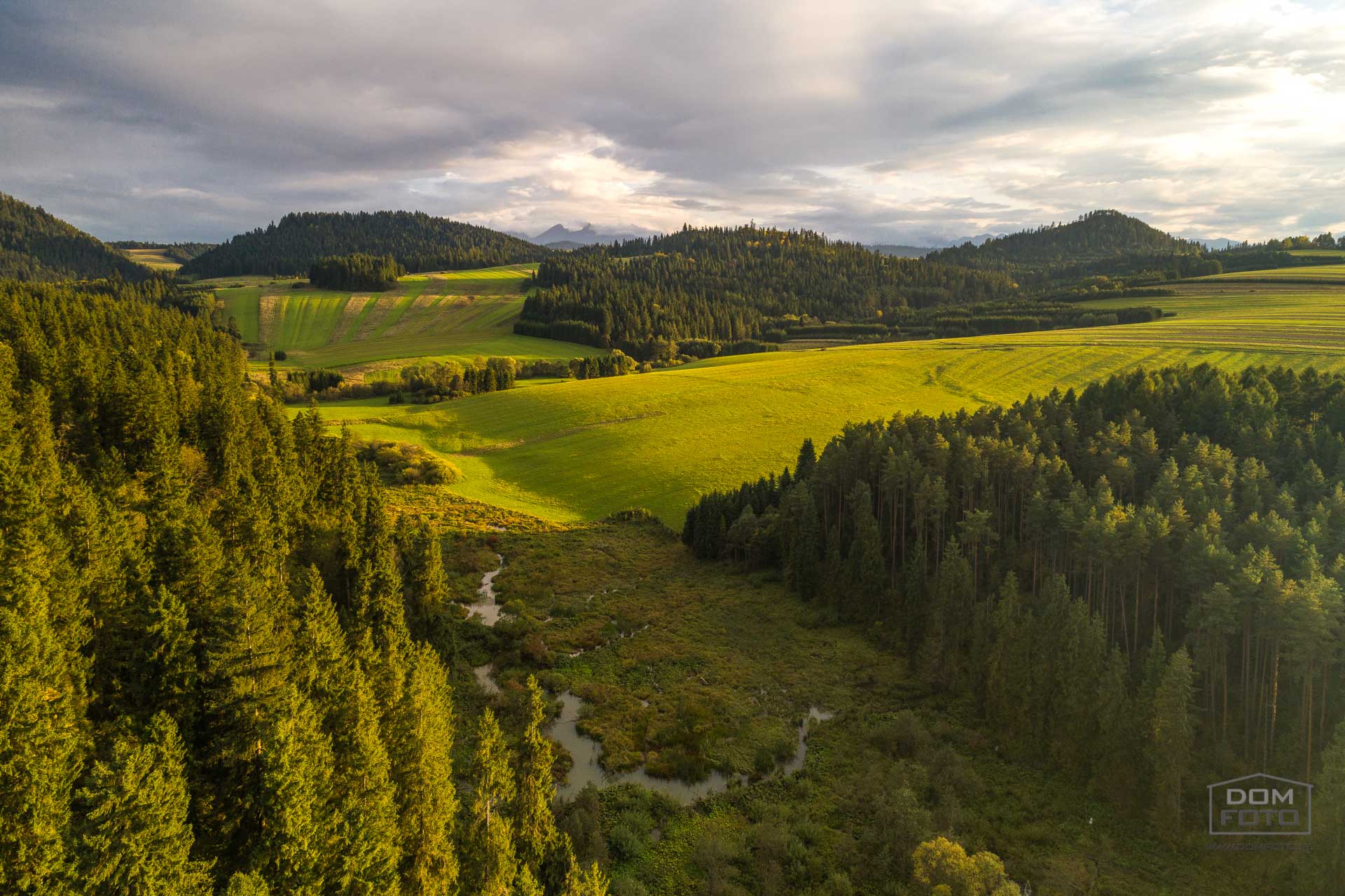 Dron, zdjęcia lotnicze - DOMFOTO - fotograf wnętrz i architektury. Fotografia nieruchomości w miastach: Kraków, Zakopane, Szczawnica, Nowy Targ, Rabka-Zdrój, Nowy Sącz, Myślenice, Kościelisko i całej Polsce.